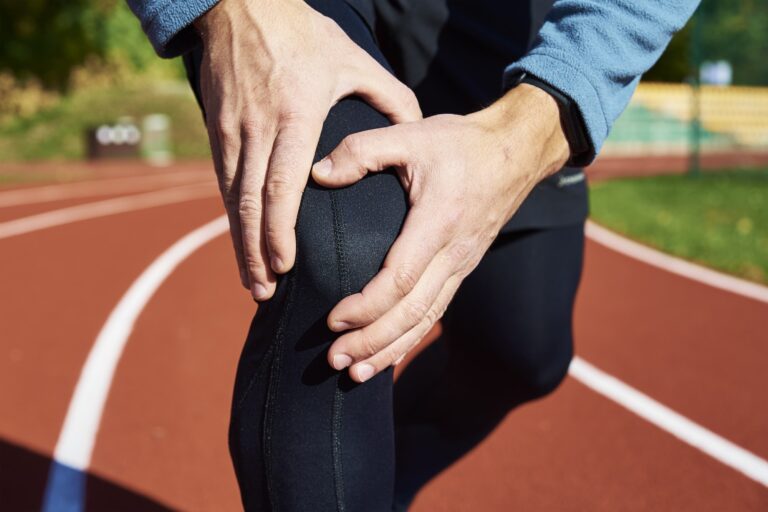 Man have a problem with knee while running